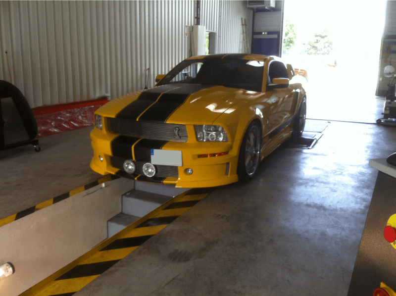 Ford Mustang GT jaune sur pont de contrôle