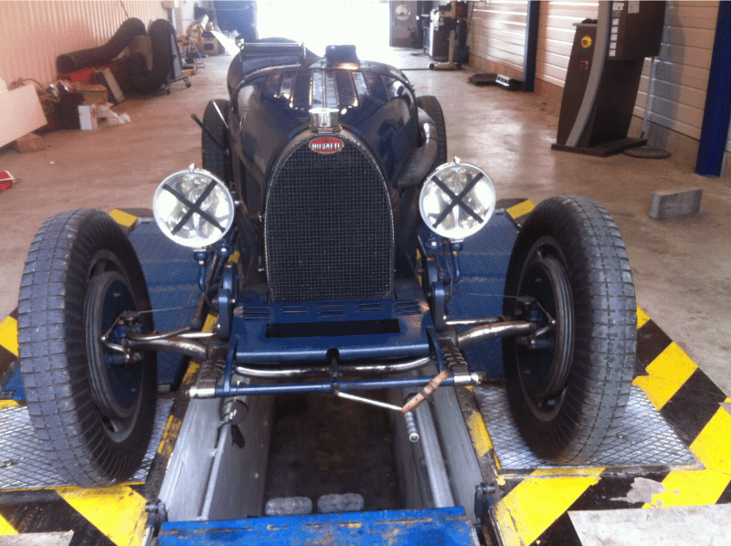 Bugatti ancienne noire sur pont de contrôle technique