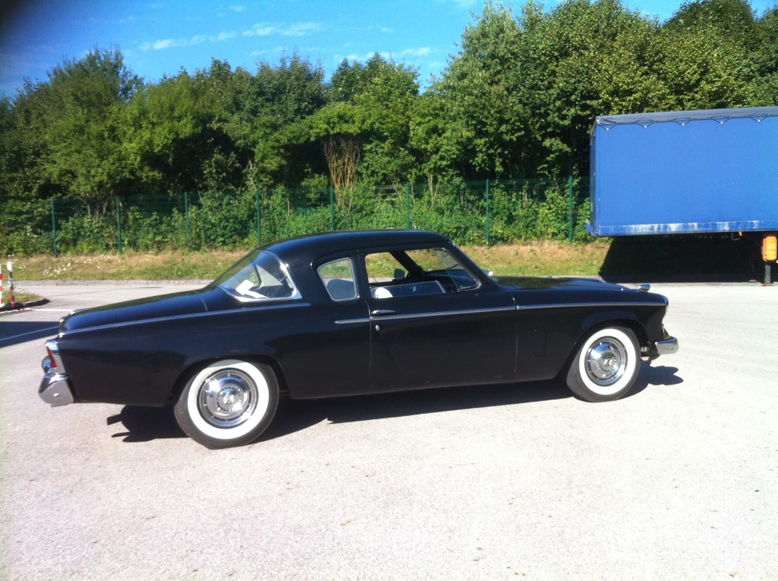 Studebaker noire vintage de profil